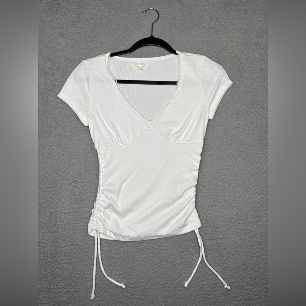 NWT Ultra Flirt Womens Short Sleeve White Blouse V-Neck Scrunch Sides XS￼